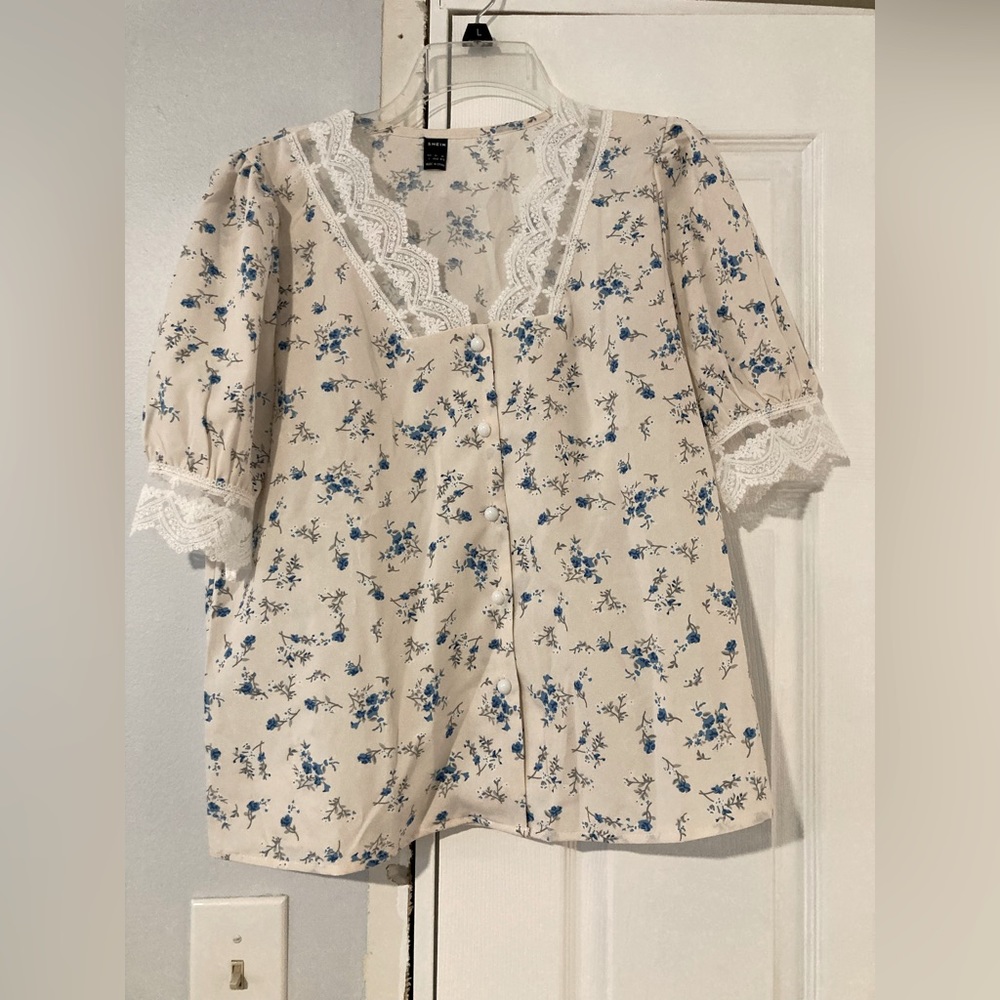 Women’s white floral top